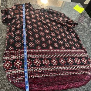 Size L. Short Sleeve lightweight blouse. U hem is figure flattering.